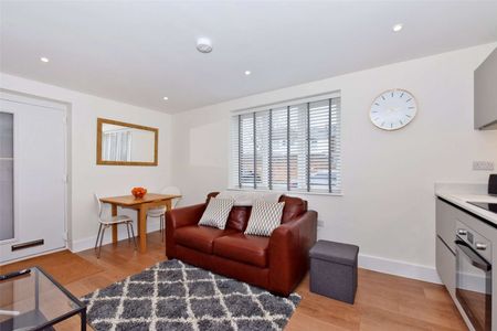 SHORT TERM - A one bedroom apartment, fully furnished with all bills included and offered for short term lets - Photo 3