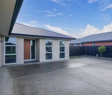 Modern Family Home - Photo 2
