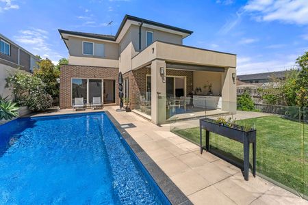 AN EXPANSE OF FAMILY LIVING & A POOL........... - Photo 4