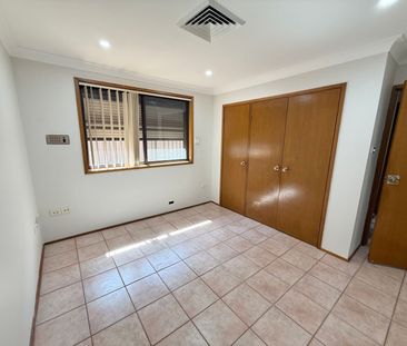 SPACIOUS FAMILY HOME IN A PRIME LOCATION! - Photo 4