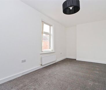 2 bedroom end of terrace house to rent - Photo 3