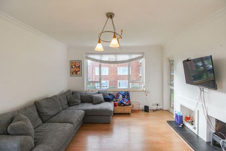 3 bedroom flat to rent - Photo 4