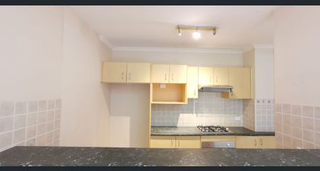 Spacious 3-Bedroom Unit in Prime Location – Walk to Train Station & Shops - Photo 2