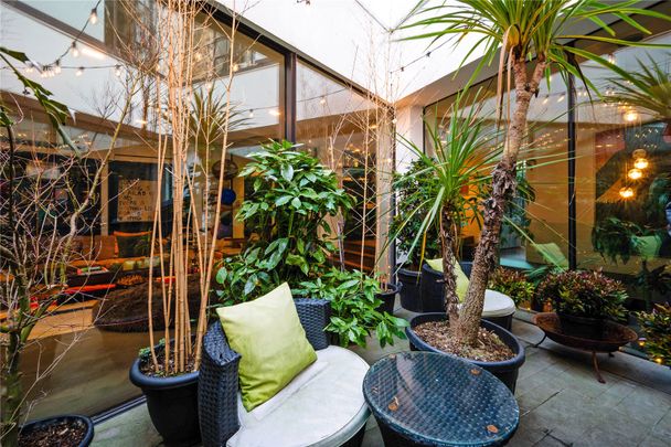 A Stunning Hyde Park Apartment in a Historic Conversion - Photo 1