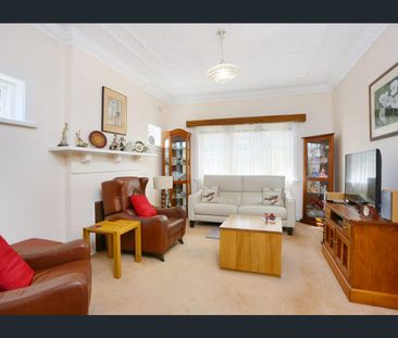 Spacious four-bedroom house for rent in an excellent location, just... - Photo 5