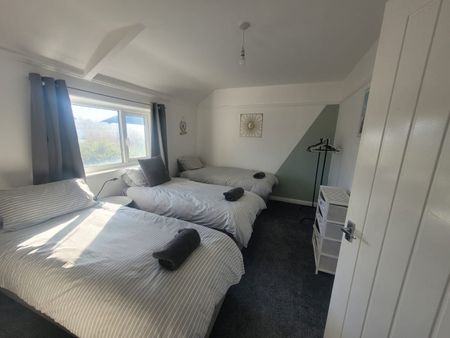 3 Bed End Terrace, Neville Terrace, LS9 - Photo 4