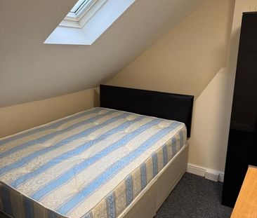 Room in a Shared House, College Road, RG6 - Photo 1