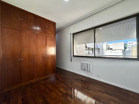 Apartamento amplo na segunda quadra da praia no Leblon - Foto 5