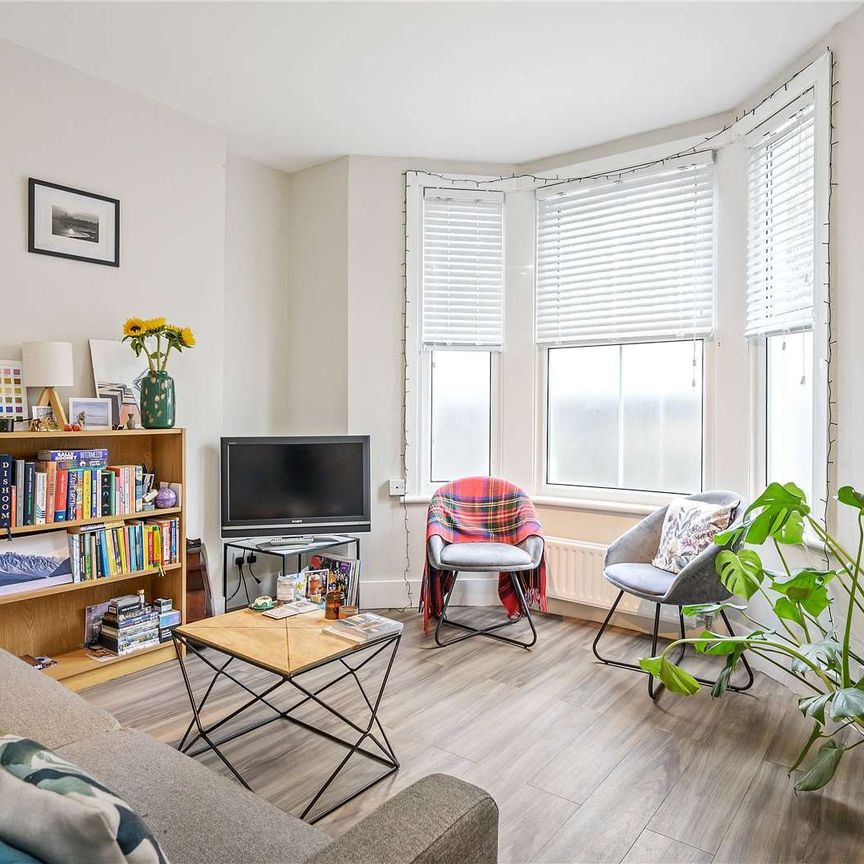 A good size one bedroom in a red brick mansion block with a private garden. - Photo 1