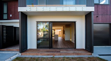 Near New Luxurious 3-Bedroom Home - Photo 5