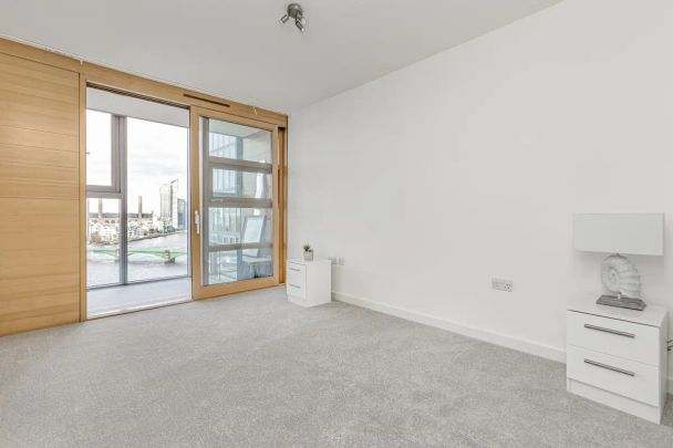 2 bedroom flat in 34 Lombard Road - Photo 1