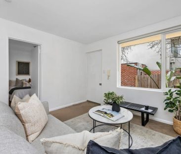 Charming Boutique Apartment with Private Courtyard Appeal - Photo 6