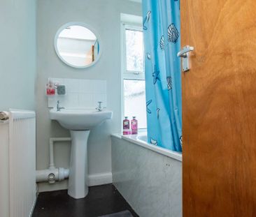 Large extension to kitchen/lounge with landscaped rear garden - Photo 5