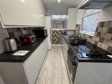 3 bedroom private hall to rent - Photo 3