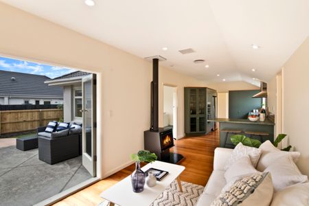 Sunny 3 Bedroom standalone house in Bryndwr Rd - Photo 3