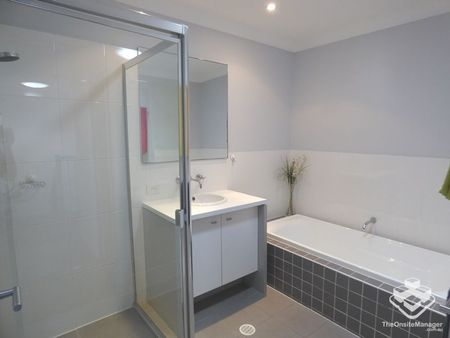 4 BEDROOM LUXURY TOWNHOUSE - Photo 2