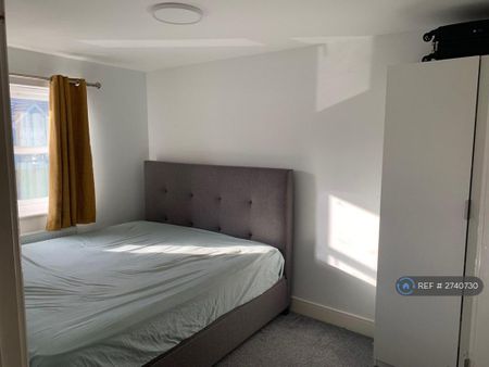 3 bedroom end of terrace house to rent - Photo 3