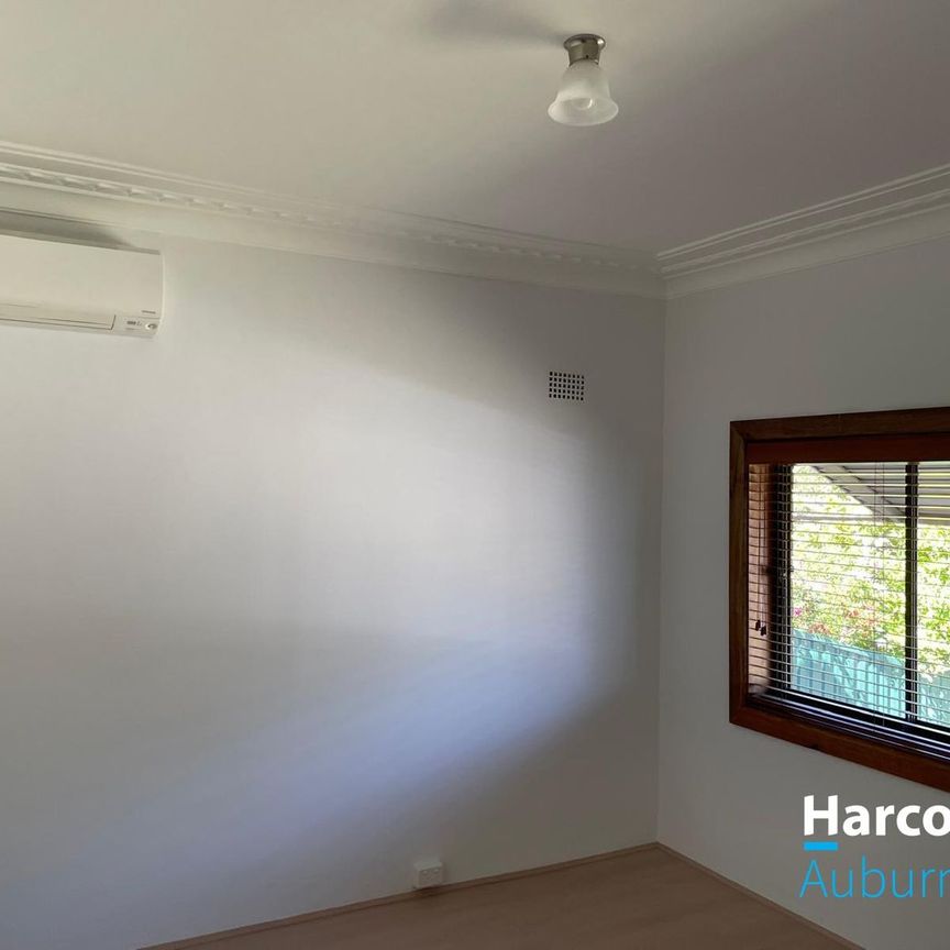 WELL-PRESENTED 3 BEDROOM HOUSE + 1 BEDROOM STUDIO - Photo 1