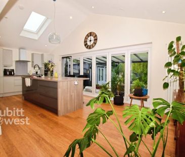 3 bedroom semi-detached bungalow to rent - Photo 4