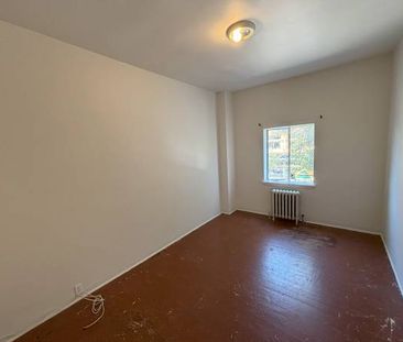 2 Bedroom Apartment in Chinatown- No laundry/No parking - Photo 3