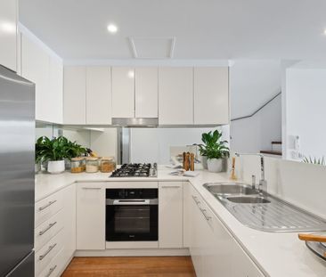 North-facing townhouse-style apartment - Photo 6