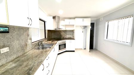 Spacious 3-Bedroom Home in a Quiet Location - Photo 2