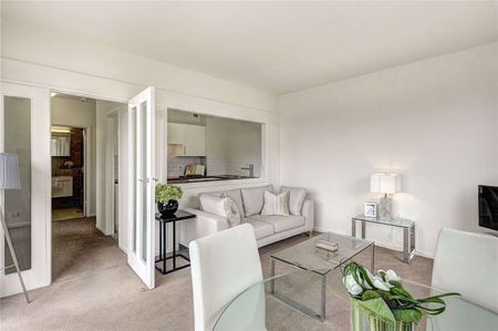 This spacious dual-aspect one bedroom, one bathroom apartment is set on the fifth floor of this superbly located building in the heart of Westminster with a fantastic view. - Photo 2