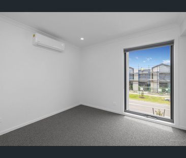 Practical, modern 4-bedroom living! - Photo 4