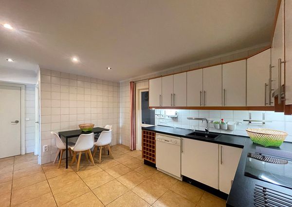 Zona Tenis, apto amueblado con terraza, 4 dormitorios, 3 baños, ascensor, parking. Palma.