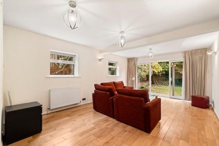 4 bedroom end of terrace house to rent - Photo 2