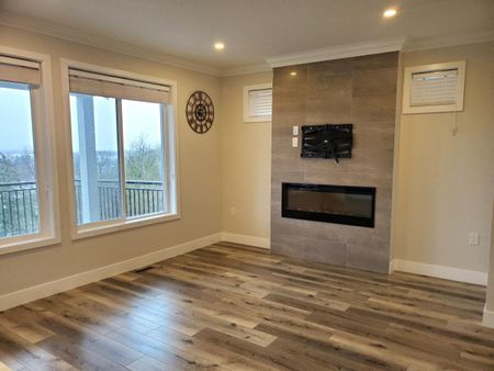 Bright, Open Concept Upper! - Photo 2