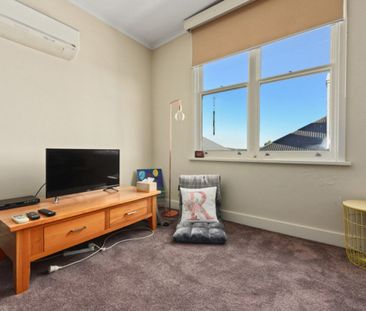 Central Apartment with Parking! - Photo 5