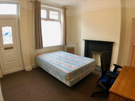 3 bedroom end of terrace house to rent - Photo 3