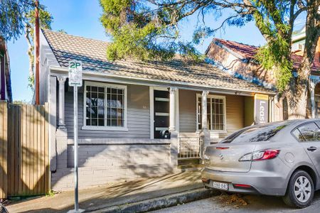 Elegant, pet friendly three bedroom home - Photo 2
