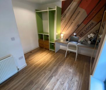 19 Whitegate Road, Huddersfield, HD4 - Photo 2