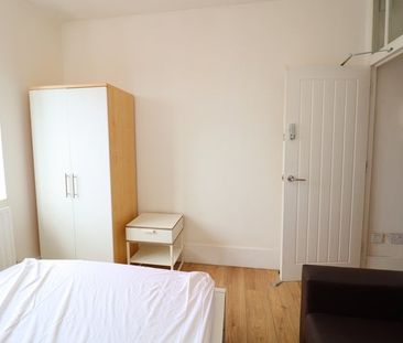 Room in a Shared Flat, Auckland House, W12 - Photo 1