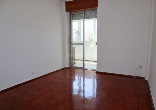 Apartamento T2 para arrendar na Amadora