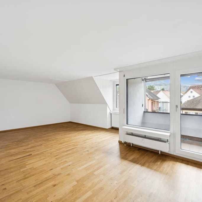 Gemütliche 3,5 Zimmer-Dachwohnung im Ortszentrum von Aesch - Foto 1