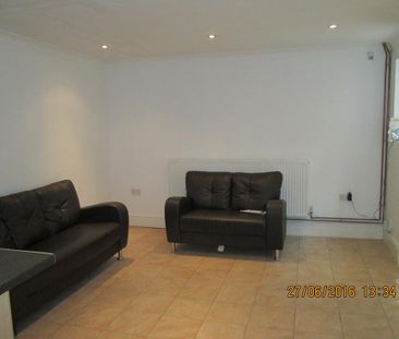 5 bedroom semi-detached house to rent - Photo 1
