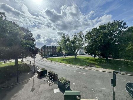 The Green, London, N21 - Photo 2