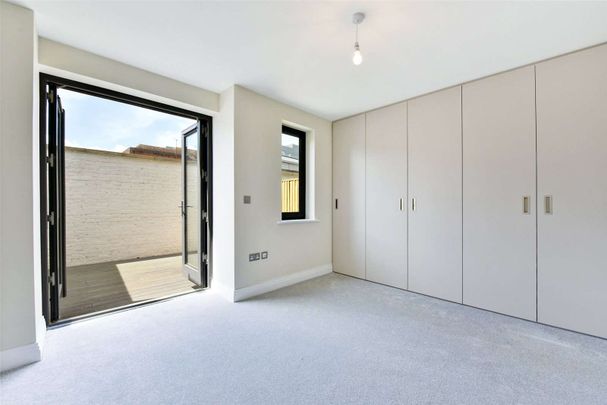 A modern three storey town house with wonderful roof terrace in the heart of Windsor Town. - Photo 1