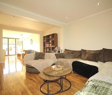 3 Bedroom House - Mid Terrace To Let - Photo 3