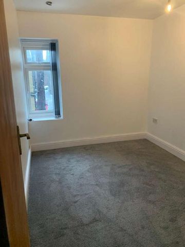 White Abbey Road, Bradford, BD8 - Photo 3