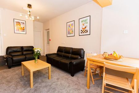 5 bedroom detached house to rent - Photo 2