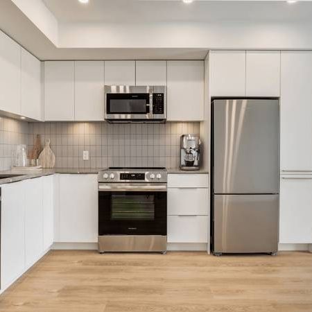 Open-concept kitchen, Quartz countertops, In-suite laundry - Photo 4