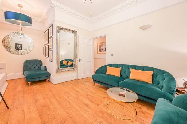 4 bedroom flat to rent - Photo 1