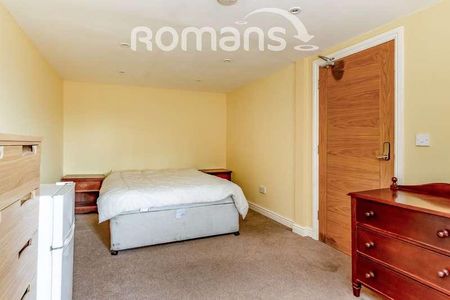 Upper Hale Road, Farnham, GU9 - Photo 2