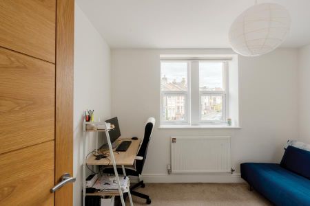 3 bedroom semi-detached house to rent - Photo 4
