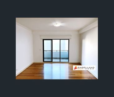 Large-sized Two Bed Apt, Close to Green SQ Station - Photo 2