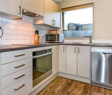 Tidy 2 bedroom modern unit with single garage - Photo 3